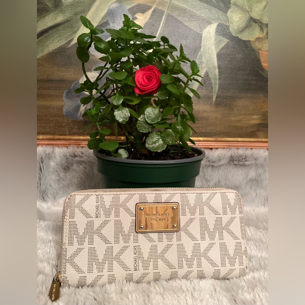 MICHAEL KORS LOGO ZIP AROUND WALLET IN WHITE WITH GOLD PLATE